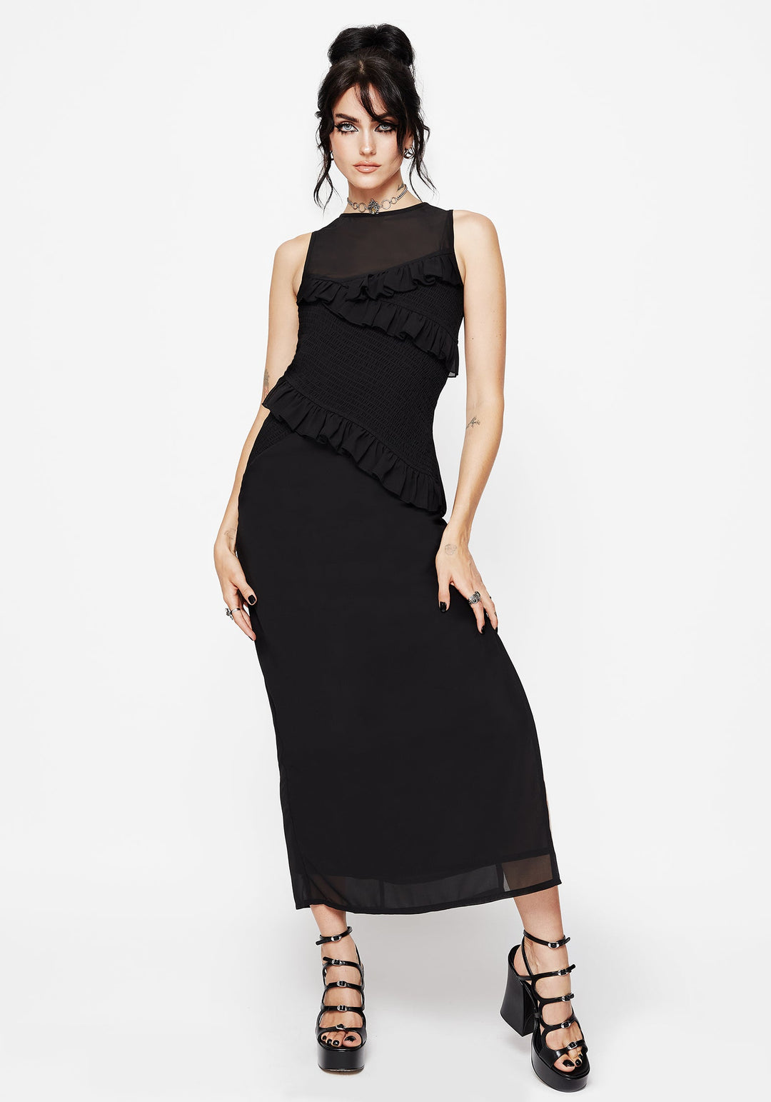 Lucie – černé maxi šaty s volánovými detaily – fotografie 6