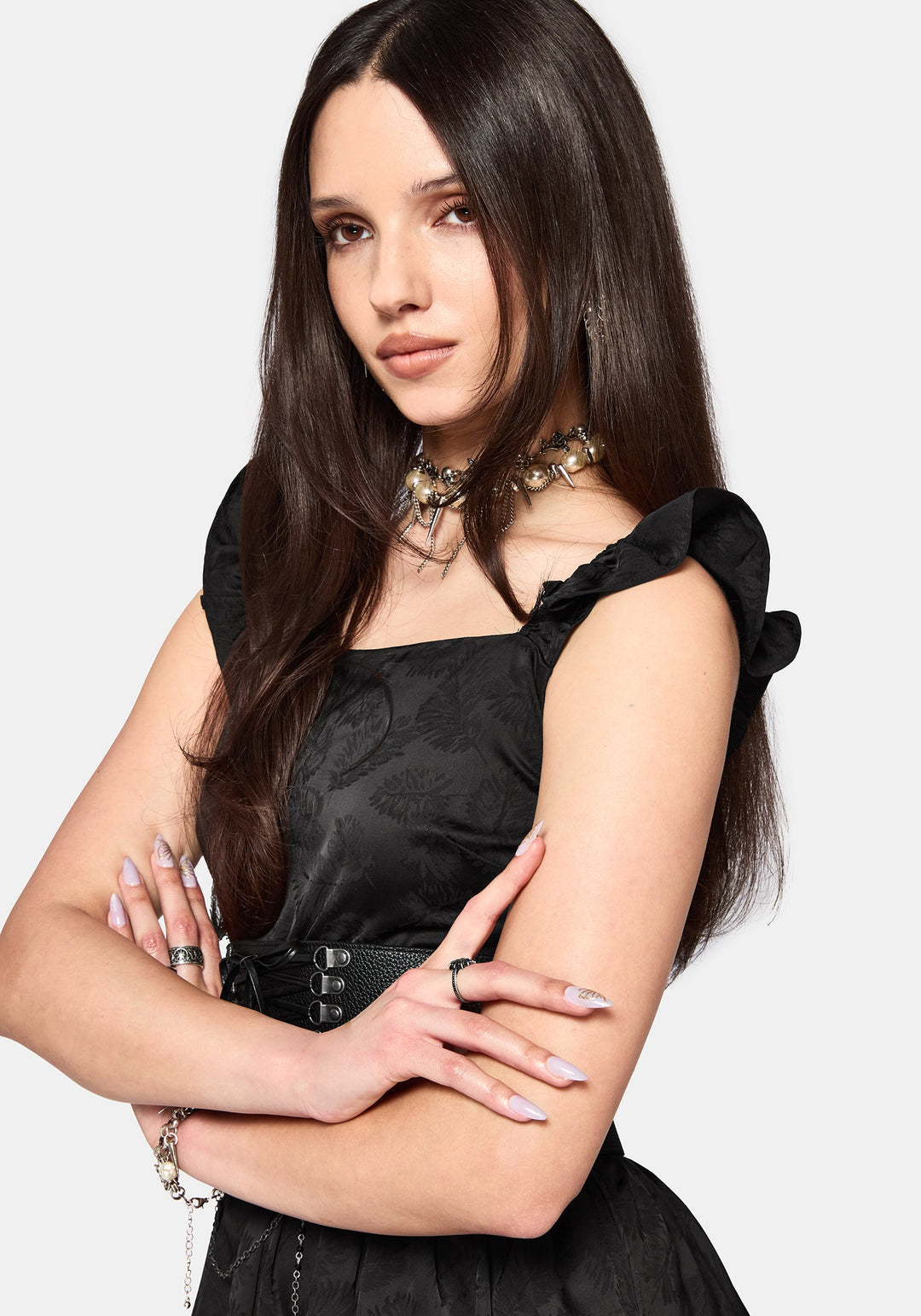 Justýna – černé šaty v babydoll stylu s patrovou sukní – fotografie 3