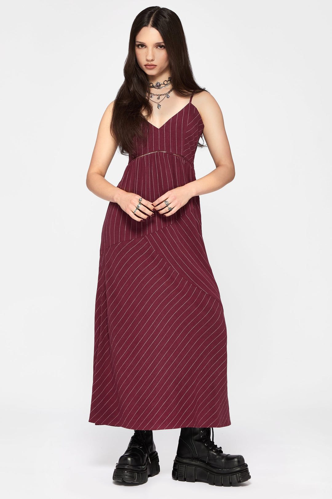Marcela – vínové šaty v délce mezi midi a maxi – fotografie 6
