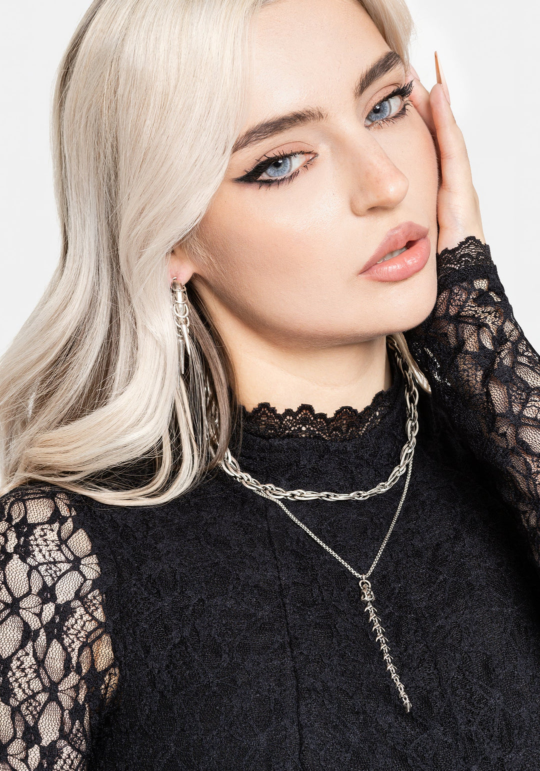 Leona – černé krajkové korzetové šaty – fotografie 3