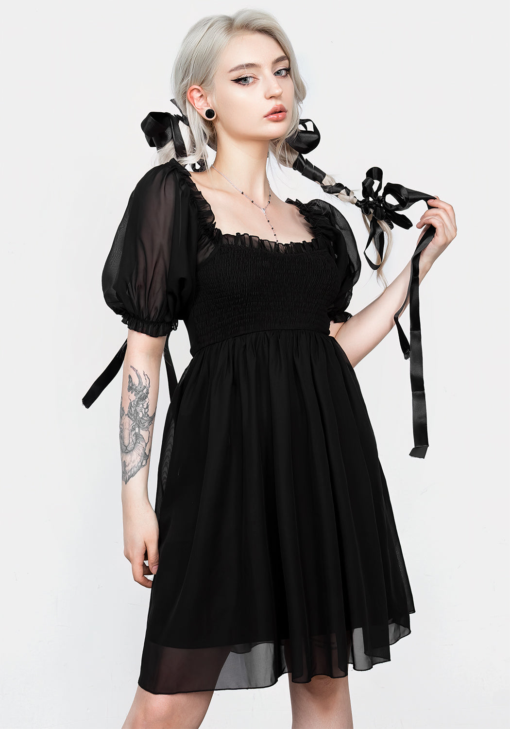 Beáta – černé šifonové mini šaty ve stylu babydoll s pružně žabičkovaným živůtkem – fotografie 1