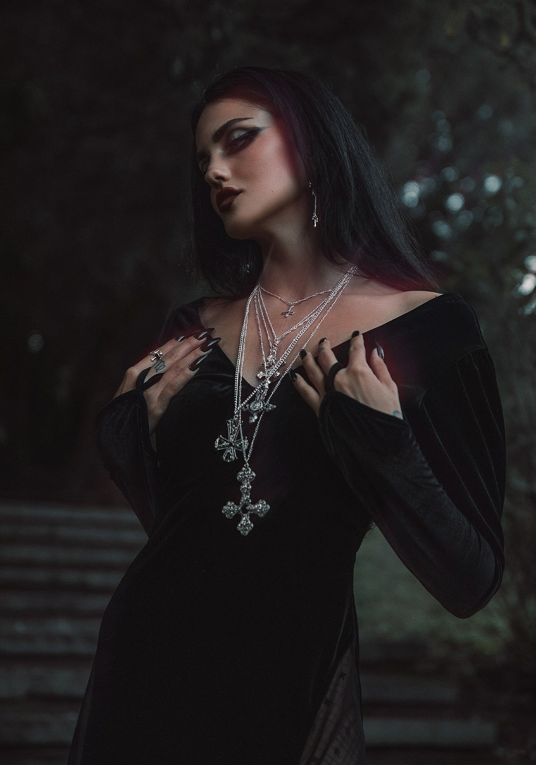 Anna – černé sametové maxi šaty s všitým body – fotografie 4