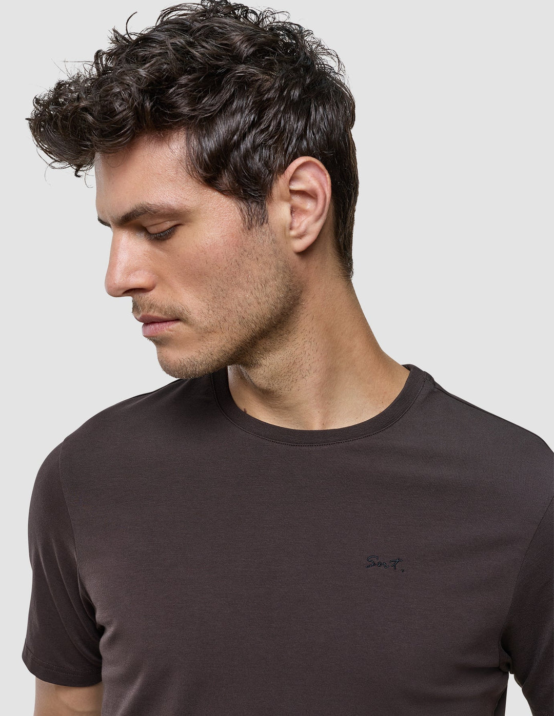 Karel – pánské tričko z bavlny Supima – Sytě hnědá – fotografie 5